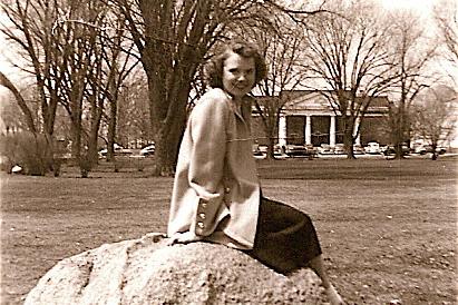 凯瑟琳·布拉德利(彼得森饰)坐在伊利诺斯州校园的亲吻石上，在那里她被枪杀了...