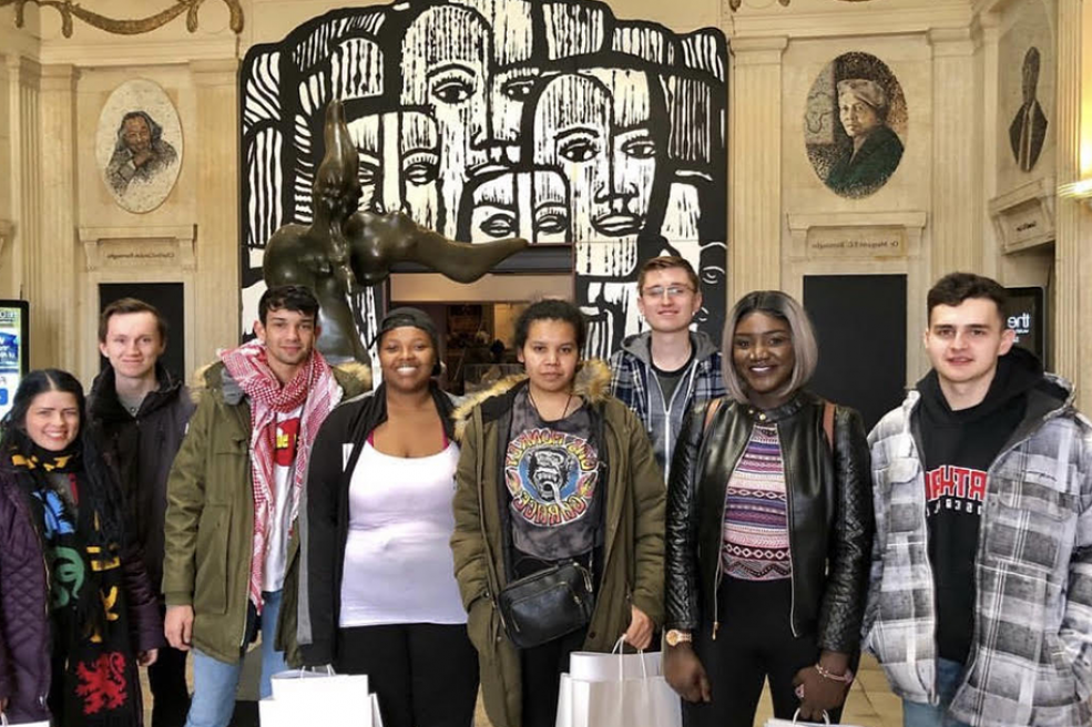 学生们在j学期的实地考察中参观了美国黑人历史博物馆.