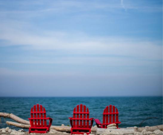 红色的阿迪朗达克椅子俯瞰着湖面.